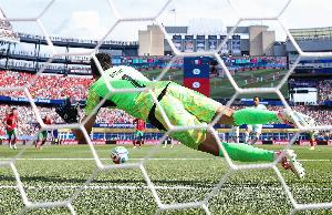 12码前的一堵墙,布努世界杯9次面对点球只让对手打进2个