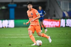 云南玉昆28岁中场张宇峰将加盟深圳新鹏城,近期官宣