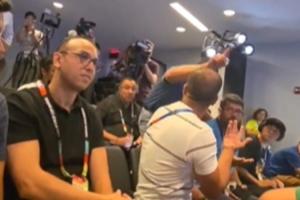 小插曲!迪亚斯出席赛前发布会,有两名记者吵架打断了他的发言